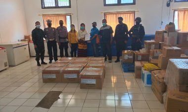 Personil-Polda-NTT-Kawal-VVIP-Rangkaian-Penjemputan-25.105-Vial-Vaksin-Jenis-Sinovac-di-Kupang