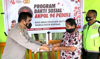 Bentuk-Kepedulian,-Alumni-Akpol-94-Polda-NTT-Gelar-Bansos-Bagikan-Voucher-Belanja-Gratis-Bagi-Masyarakat-Terdampak-Covid-19-di-Kota-Kupang