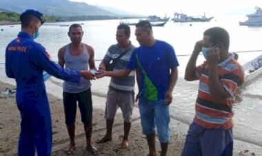 Tekan-Penyebaran-Covid-19,-Personel-Ditpolairud-Polda-NTT-Bagikan-Masker-Gratis-di-Wilayah-Pesisir-Watan-Tobi-Tou