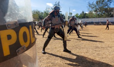 Ingatkan-Kembali-Gerakan-dan-Formasi-Dalmas,-Personel-Ditsamapta-Polda-NTT-Beri-Pelatihan-Dalmas-Kepada-Bintara-Remaja