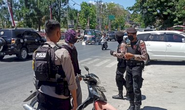 Disiplinkan-Pengguna-Jalan,-Personel-Ditsamapta-Polda-NTT-Patroli-Ingatkan-Prokes