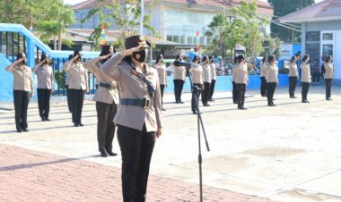 Peringati-Hari-Jadi-Polwan-RI-ke-73,-Polwan-Polda-NTT-Gelar-Upacara-Tabur-Bunga-di-TMP-Dharmaloka