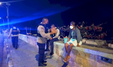 Patroli-Sambangi-Tempat-Nongkrong,-Personel-Ditsamapta-Polda-NTT-Ingatkan-Warga-Terapkan-Prokes