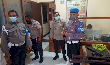 Pastikan-Pelaksanaan-Tugas-Berjalan-Dengan-Baik,--Provos-Polda-NTT-Sidak-Personil-Piket-Polsek-Alak