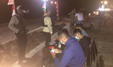 Secara-Humanis-Personel-Ditsamapta-Polda-NTT-Ingatkan-Para-Pemuda-Terapkan-Prokes