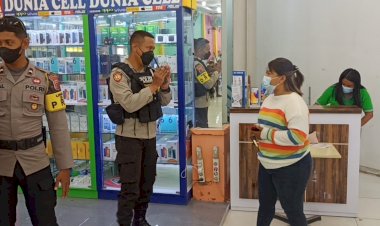 Cipta-Kondisi-Serta-Memastikan-Warga-Menerapkan-Prokes,-Personel-Ditsamapta-Polda-NTT-Patroli-Sambangi-Pusat-Perbelanjaan