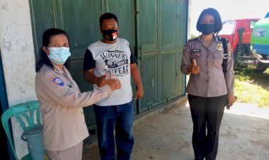 Personel-Ditbinmas-Polda-NTT-Bagi-Masker-kepada-Masyarakat-Sebagai-Salah-Satu-Langkah-Polri-Menekan-Penyebaran-Covid-19