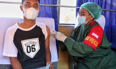 Bentuk-Herd-Immunity,-Biddokkes-Polda-NTT-dan-BEM-Nusantara-Kembali-Menggelar-Vaksinasi-Terhadap-Mahasiswa-di-Undarma-Kupang