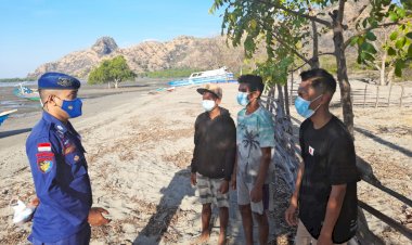 Kunjungi-Pesisir-Lewotobi,-Personil-Ditpolairud-Polda-NTT-Beri-Imbauan-Prokes-Secara-Humanis-Kepada-Nelayan