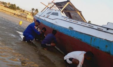 Patroli-Pesisir-di-Wilayah-Kelurahan-Gege,-Personil-Ditpolairud-Imbau-Nelayan-Jaga-Ekosistem-Laut
