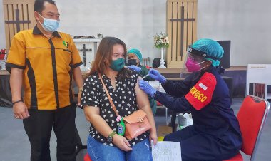 Biddokkes-Polda-NTT-Gelar-Vaksinasi-Tahap-II-di-Gereja-GSJA-Amazing-Grace-Kupang