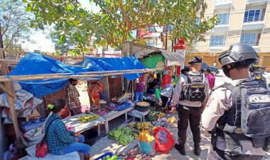 Menyadarkan-Masyarakat-Akan-Pentingnya-Disiplin-Prokes,-Personel-Ditsamapta-Polda-NTT-Terus-Beri-Imbauan-Prokes