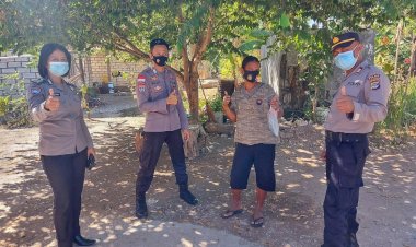 Cegah-Penyebaran-Covid-19,-Personel-Ditbinmas-Polda-NTT-Bagikan-Masker-Gratis-Kepada-Masyarakat