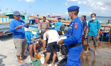 Giatkan-Patroli-Pesisir,-Personil-Ditpolairud-Polda-NTT-Bagikan-Masker-Gratis-Kepada-Nelayan-Cegah-Penyebaran-Covid-19-di-Perikanan-Tenau-Kupang