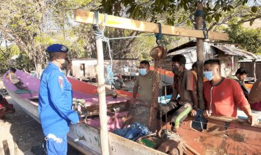 Personil-Ditpolairud-Polda-NTT-Gelar-Patroli-Pesisir-Ingatkan-Nelayan-di-Sukaerlaran-Jaga-Kamtibmas-dan-Tegakkan-Prokes