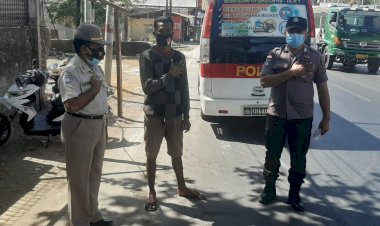 Imbau-Prokes-dan-Bagi-Masker,-Upaya-Personel-Ditbinmas-Polda-NTT-Tingkatkan-Kesadaran-Masyarakat-Pentingnya-Disiplin-Prokes
