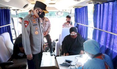 Mobil-Senyum-Siaga-Covid-19-Polda-NTT-Sambangi-Masyarakat-Pesisir-Pantai-Tablolong-Beri-Pelayanan-Vaksinasi