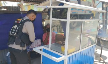 Sambangi-Para-Pedagang-Kaki-Lima-di-Kota-Kupang,-Personel-Ditsamapta-Beri-Imbauan-Prokes