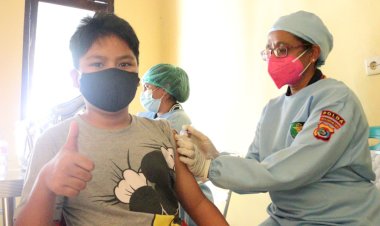 Upaya-Percepatan-Vaksinasi,-Biddokkes-Polda-NTT-Gelar-Respon-Vaksinasi-Terhadap-Ratusan-Anak-Usia-12-hingga-17-Tahun