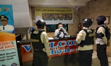 Patroli-Malam-Hari,-Personel-Raimas-Ditsamapta-Polda-NTT-Beri-Pesan-Kamtibmas-dan-Imbauan-Prokes