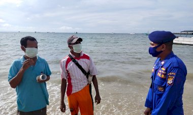 Patroli-Pesisir-di-Sulamanda,-Personil-Ditpolairud-Polda-NTT-Imbau-Nelayan-Terapkan-5M-dalam-Beraktivitas