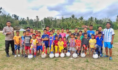 Motivasi-Mencetak-Pemain-Sepak-Bola-Profesional,-Bripka-Ever-Tinenti-Anggota-Polda-NTT-Buka-Sekolah-Sepak-Bola-Gratis-Untuk-Anak-Anak-di-Amarasi-Barat
