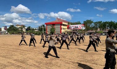Tingkatkan-Kemampuan,-Personel-Dalmas-Ditsamapta-Polda-NTT-Gelar-Latihan-Senam-Tongkat-Polri
