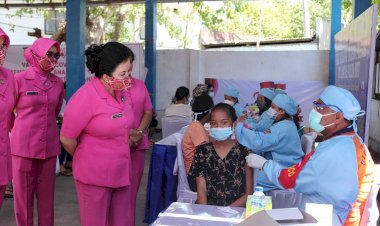 HUT-HKGB-ke-69-dan-HUT-Lantas-ke-66,-Bhayangkari-Daerah-NTT-Gelar-Pelayanan-Vaksinasi-Bagi-Ibu-dan-Anak-Usia-12-17-Tahun