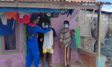 Patroli-Penegakan-Prokes-di-Wilayah-Pesisir-Oesapa,-Personil-Ditpolairud-Polda-NTT-Bagikan-Masker-Gratis