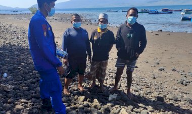 Tekan-Penyebaran-Covid-19-di-Wilayah-Pesisir-Wailolong,-Personil-KP.-XXII-2004-Ditpolairud-Polda-NTT-Bagikan-Masker-dan-Imbau-Prokes