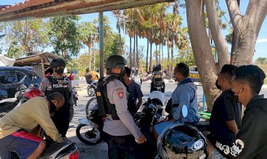 Guna-Memutus-Mata-Rantai-Penyebaran-Covid-19,-Personel-Ditsamapta-Polda-NTT-Gelar-Patroli-Imbau-Warga-Tetap-Terapakan-Prokes