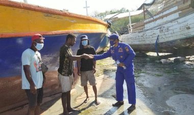 Cegah-Penyebaran-Covid-19,-Personil-Ditpolairud-Polda-NTT-Bagikan-Masker-Gratis-di-Wilayah-Pesisir-Kota-Kupang