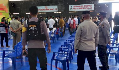 Jaga-Kelancaran-Kegiatan-Vaksinasi,-Personel-Ditsamapta-Polda-NTT-Lakukan-Pengamanan-Vaksinasi-Yang-Digelar-Oleh-REI-NTT