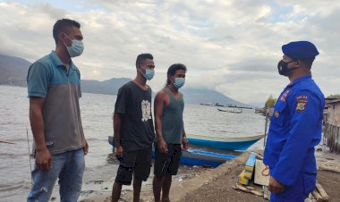 Giatkan-Patroli-Sambang-di-Wilayah-Pesisir-Nangahale,-Personil-Ditpolairud-Polda-NTT-Imbau-Warga-Jaga-Kamtibmas-dan-Patuhi-5M