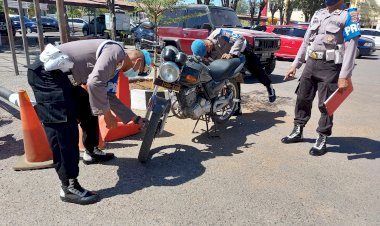 Bidpropam-Polda-NTT-Razia-Kendaraan-yang-Parkir-Liar-di-Seputaran-Mapolda-NTT