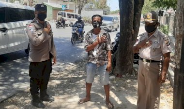 Putus-Rantai-Penyebaran-Covid-19,-Personel-Ditbinmas-Polda-NTT-Bagi-Bagi-Masker-dan-Beri-Imbauan-Prokes-5-M