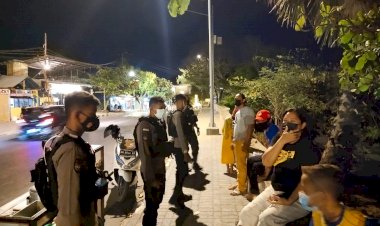 Sambangi-Tempat-Rawan-Pelanggaran-Prokes,-Personel-Ditsamapta-Polda-NTT-Patroli-Beri-Imbauan-Kepada-Masyarakat