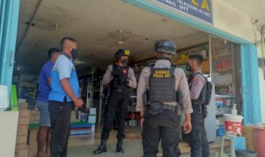 Ingatkan-Pentingnya-Terapkan-Prokes,-Personel-Raimas-Ditsamapta-Polda-NTT-Patroli-Imbau-Para-Pemilik-Toko