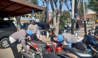 Provost-Polda-NTT-Tertibkan-Parkir-Liar-Kendaraan-Anggota-di-Lingkungan-Mapolda-NTT