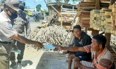 Bagi-Masker-dan-Sosialisasi-Prokes,-Kasubditbintibsos-Ditbinmas-Polda-NTT-Berharap-Warga-Mentaati-Prokes-Penerapan-5M