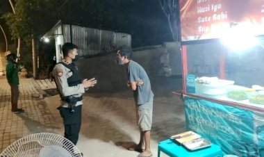 Sambangi-Pedagang-Kaki-Lima,-Personel-UPRC-Ditsamapta-Polda-NTT-Kembali-Ingatkan-Protokol-Kesehatan