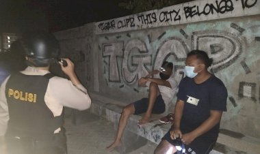 Patroli-Malam-Minggu-di-Kota-Kupang,-Ditsamapta-Polda-NTT-Amankan-Sekelompok-Pemuda-yang-Hendak-Tawuran