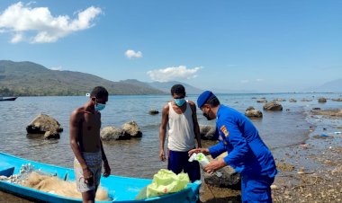 Patroli-Sambang-Pesisir-Pantai-Sagu,-Personil-Ditpolairud-Polda-NTT-Ajak-Nelayan-Ikut-Serta-Jaga-Kamtibmas-dan-Terapkan-Prokes