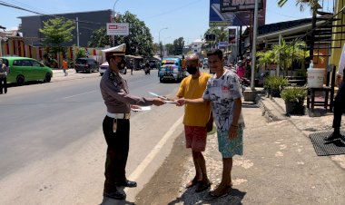 Personil-Ditlantas-Polda-NTT-Bagikan-Masker-Gratis-Pada-Operasi-Patuh-Ranakah-di-Kota-Kupang
