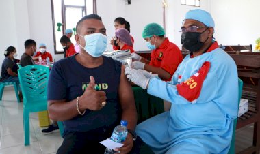 Target-200-Dosis,-Tim-Vaksinator-Biddokkes-Polda-NTT-Kembail-Beri-Pelayanan-Vaksinasi-Kepada-Jemaat-GMIT-Ararat-Fatukoa