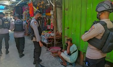 Sambangi-Pasar-Tradisional,-Personel-Ditsamapta-Polda-NTT-Beri-Edukasi-Prokes-dan-Harkamtibmas-Kepada-Masyarakat