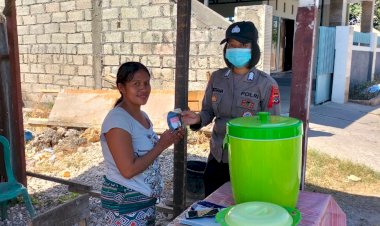 Sambangi-para-Pedagang-Kaki-Lima-di-Oebobo,-Personel-Ditbinmas-Bagi-Masker-Gratis