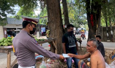 Secara-Simpatik-dan-Humanis-Ditlantas-Polda-NTT-Bagikan-Masker-Gratis-Pada-Ops-Patuh-Ranakah-2021-di-Kota-Kupang