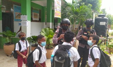 Pastikan-Pembelajaran-Tatap-Muka-di-Sekolah-Berjalan-Lancar-dan-Aman-dari-Covid-19,-Personel-Ditsamapta-Polda-NTT-Sambangi-SD-Impres-Naikoten-1