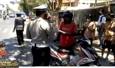 Gelar-Operasi-Patuh-Ranakah-2021,-Personel-Ditlantas-Polda-NTT-Bagi-Bagi-Masker-Pada-Sejumlah-Pengguna-Jalan